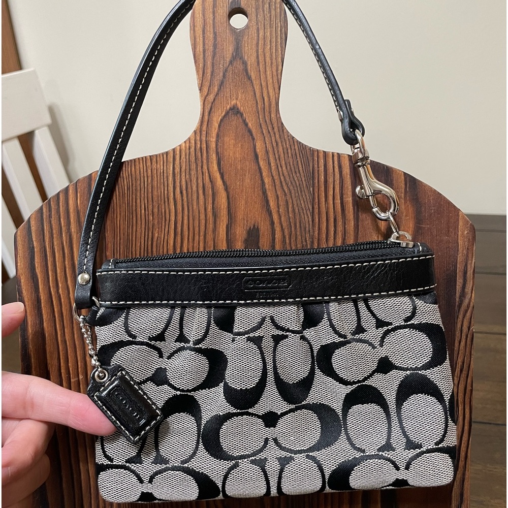 COACH LEATHER Trim Pleated Signature “C”Wristlet